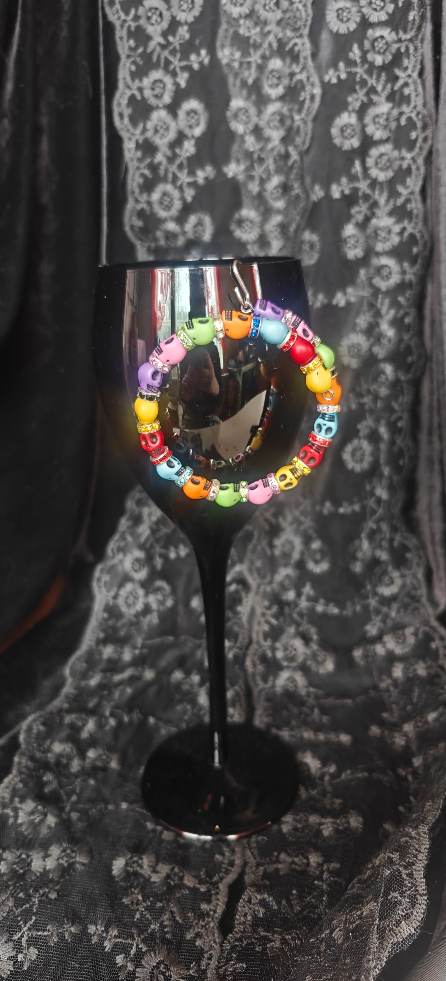 Sateenkaari-pääkallo - Rannekoru